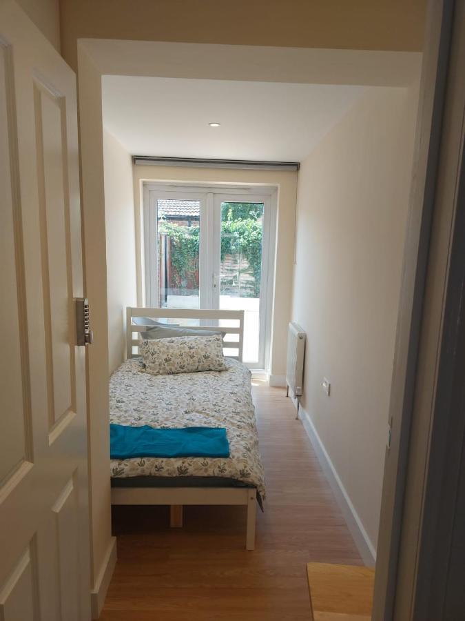 Vibrant Single Room Only For One Adult 사우스올 외부 사진